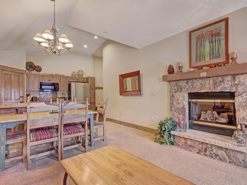 Bright + Scenic 2Br - 7ppl Steps to Ski Lifts + Main Street Apartment in Breckenridge
