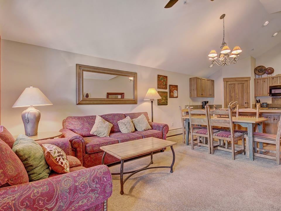 Bright + Scenic 2Br - 7ppl Steps to Ski Lifts + Main Street Apartment in Breckenridge