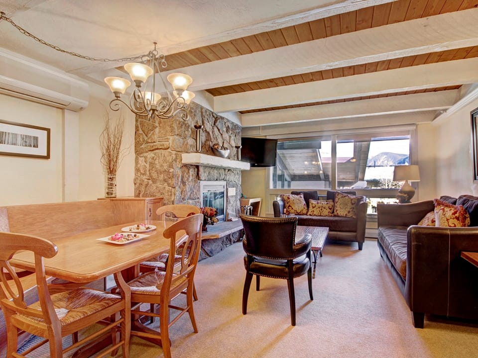Modern 2 BR Condo Lodge at Vail, Walk to Gondola Save 20% on 7+ Nights! Apartment in Vail