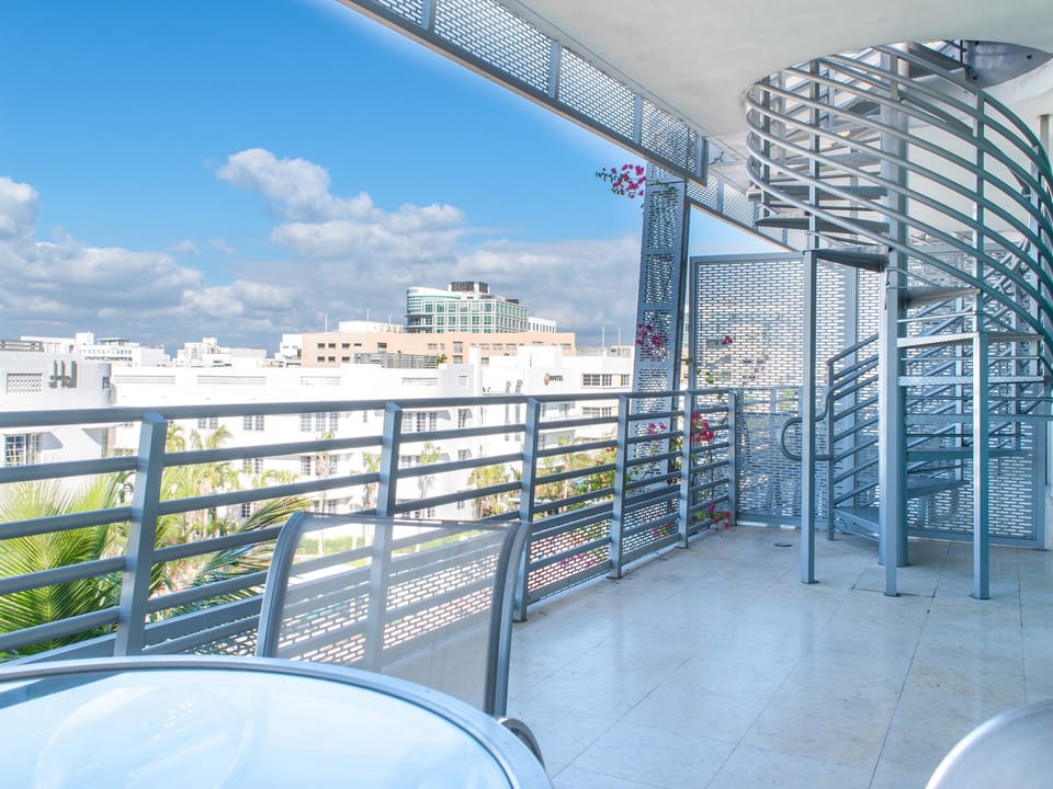 Perfect balcony for breakfast while enjoying the Art Deco views