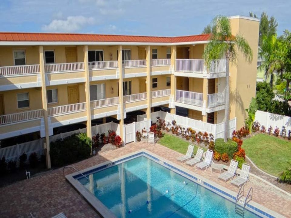 EXTERIOR & POOL