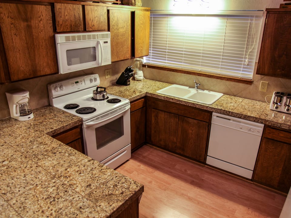 Mammoth West 111 Cozy Condo, Just A Short Walk to Canyon Lodge Apartment in Mammoth Lakes