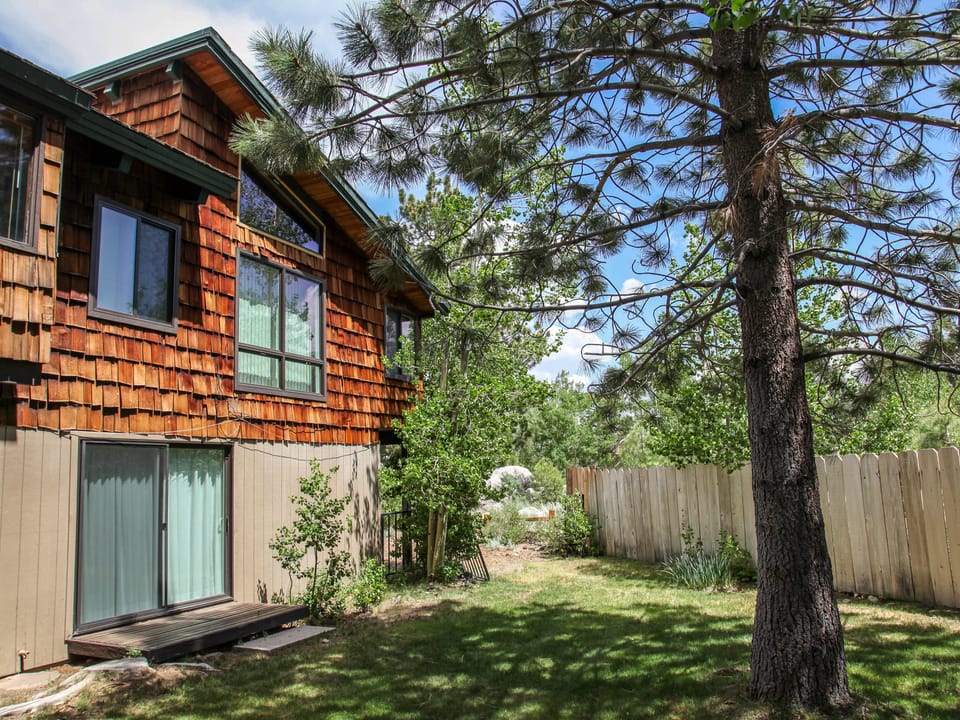 Chateau Blanc 25 Cozy with Gorgeous Mountain Views, On the Shuttle Route, Apartment in Mammoth Lakes
