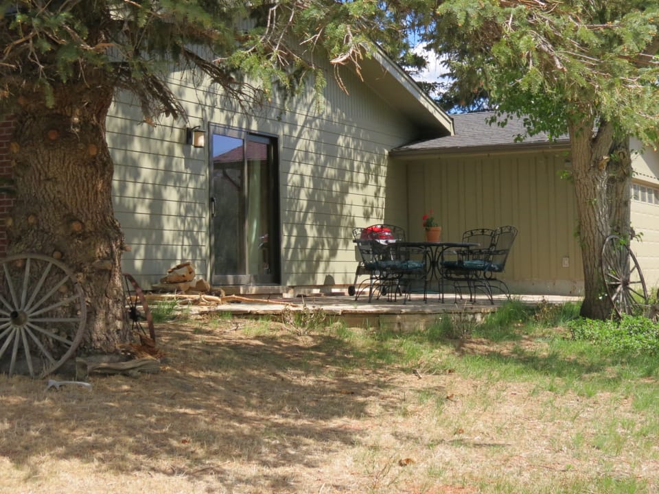 Snowline Vista Lodge Estes Park, Patio off the family room is great for grilling and dining.