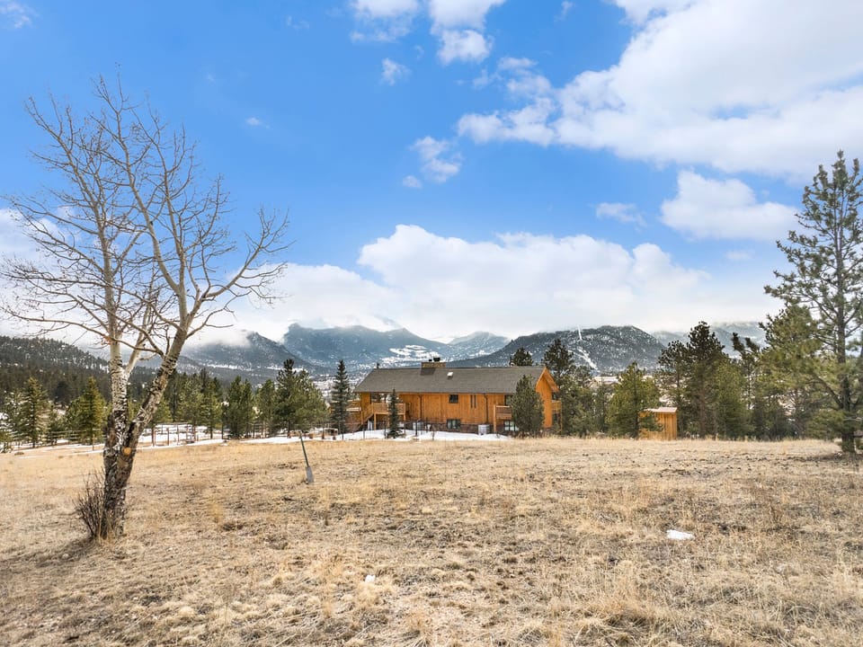 Snowline Vista Lodge Estes Park, View looking out from the outside of the home