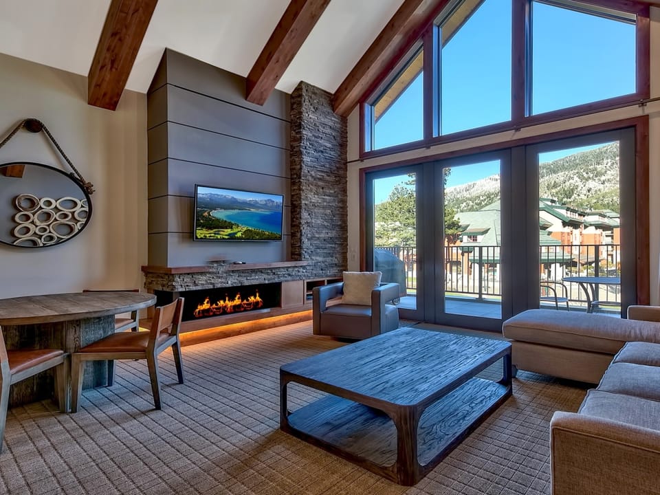 Luxury 2Br Residence steps from Heavenly Village & Gondola Apartment in Stateline