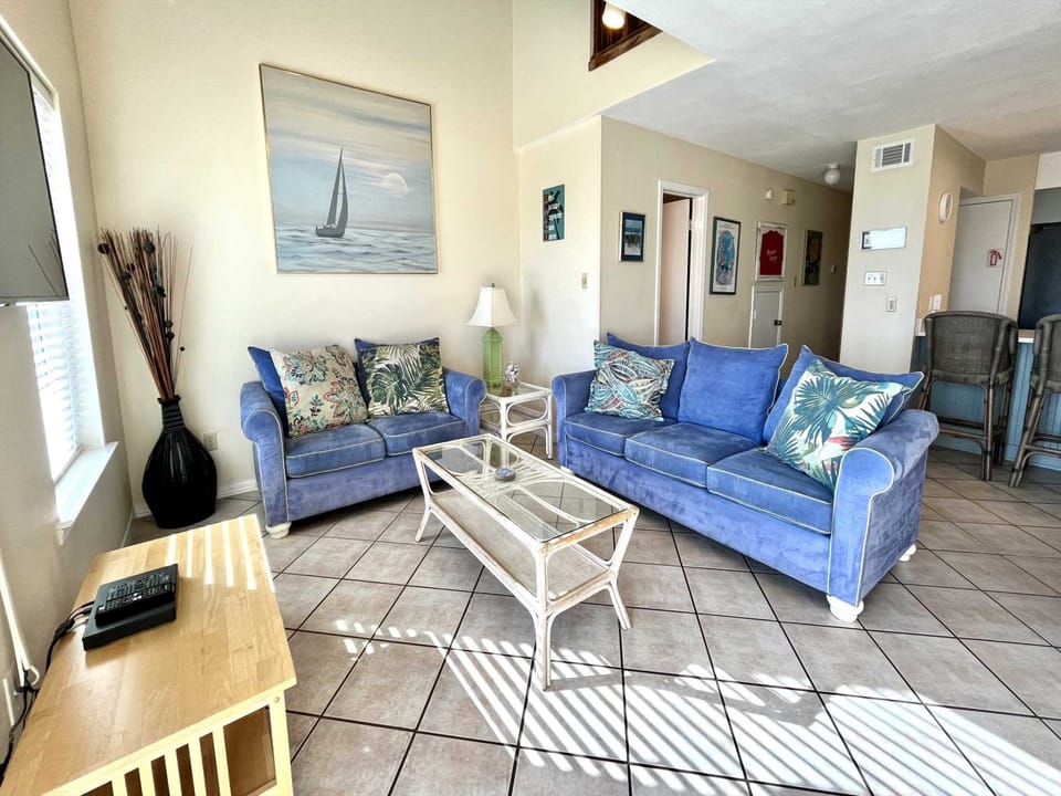 Ocean Reef 802 - Living & dining w/balcony access