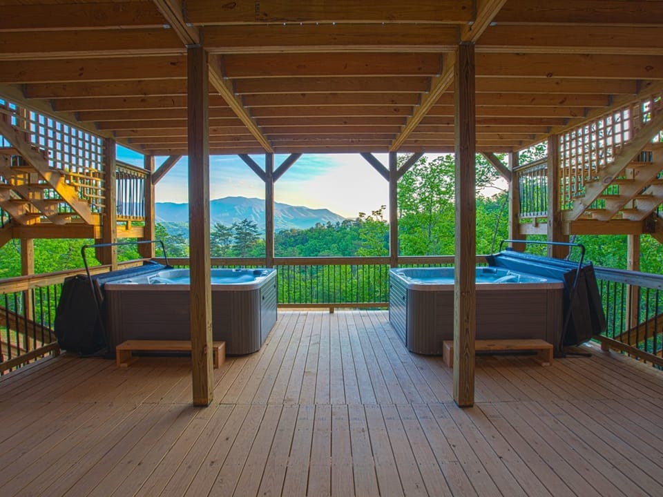 Gatlinburg Mansion Cabin in Pittman Center