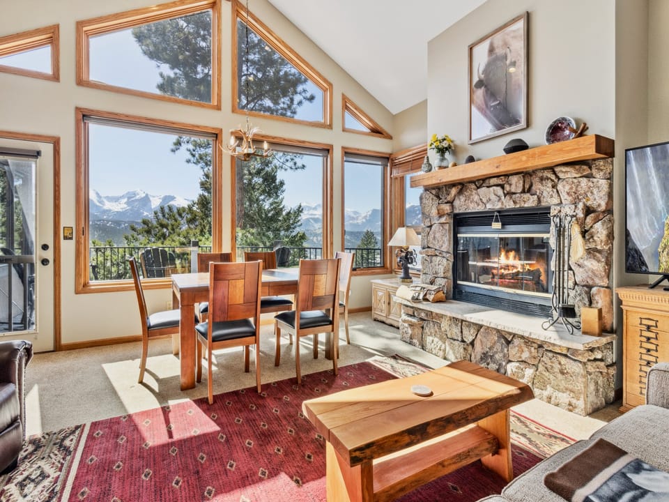 Mountain Time Luxury Vacation Home at Windcliff House in Estes Park