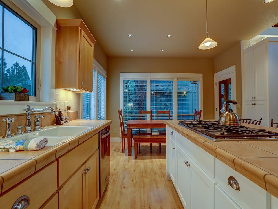 Dual Kitchen Sinks with Circulating Hot Water