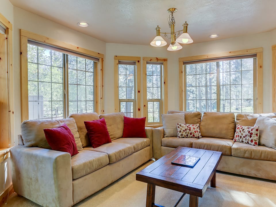 3 Mt Baker Peaceful Lodge Style Home with Private Hot Tub and BBQ on the Patio House in Sunriver