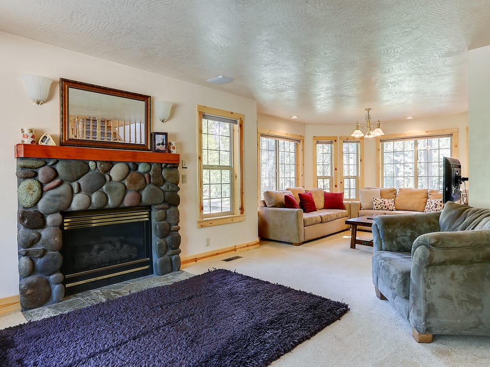 3 Mt Baker Peaceful Lodge Style Home with Private Hot Tub and BBQ on the Patio House in Sunriver
