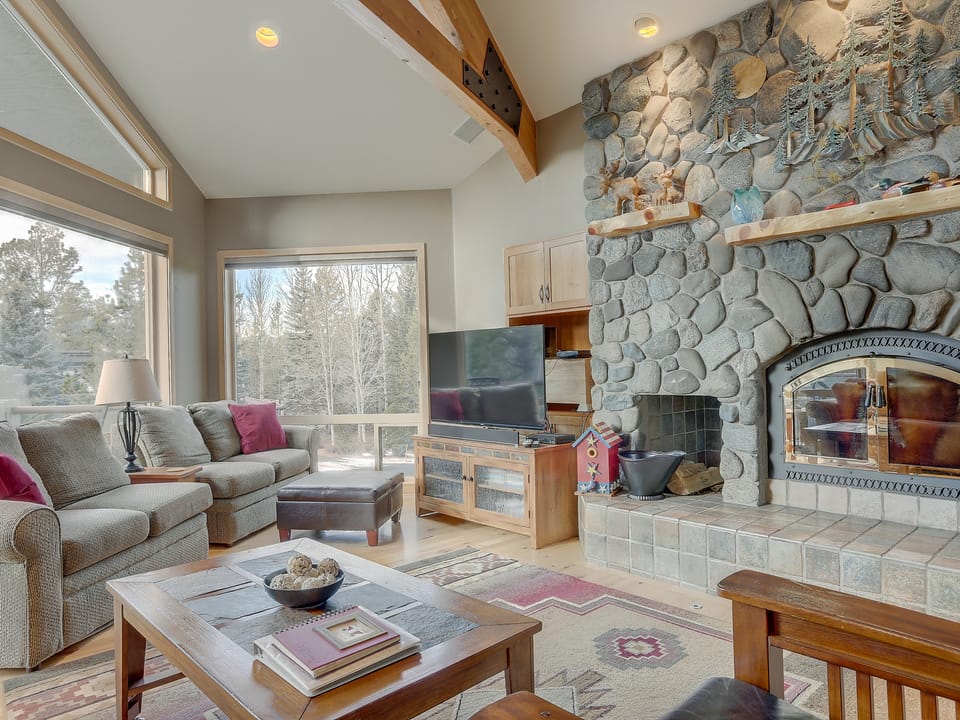 3 Mulligan Home features Hot Tub on Private Deck and Wood-Burning Fireplace House in Sunriver