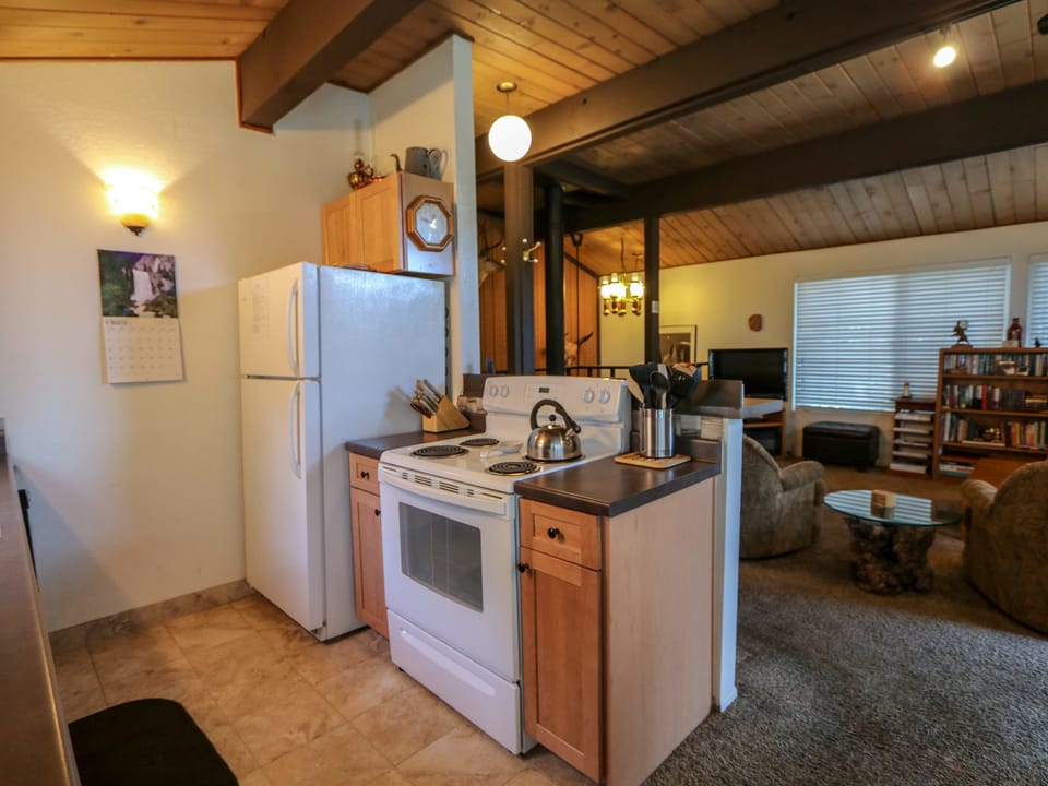 Timberline 44 Cozy and Quiet, Corner Unit, Lots of Natural Light Apartment in Mammoth Lakes