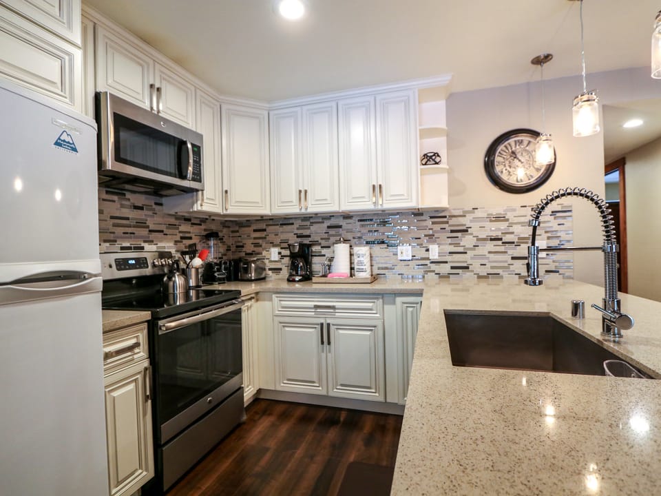 Sunshine Village 158 Deluxe, Completely Remodeled, Central Location, Close to it All Apartment in Mammoth Lakes