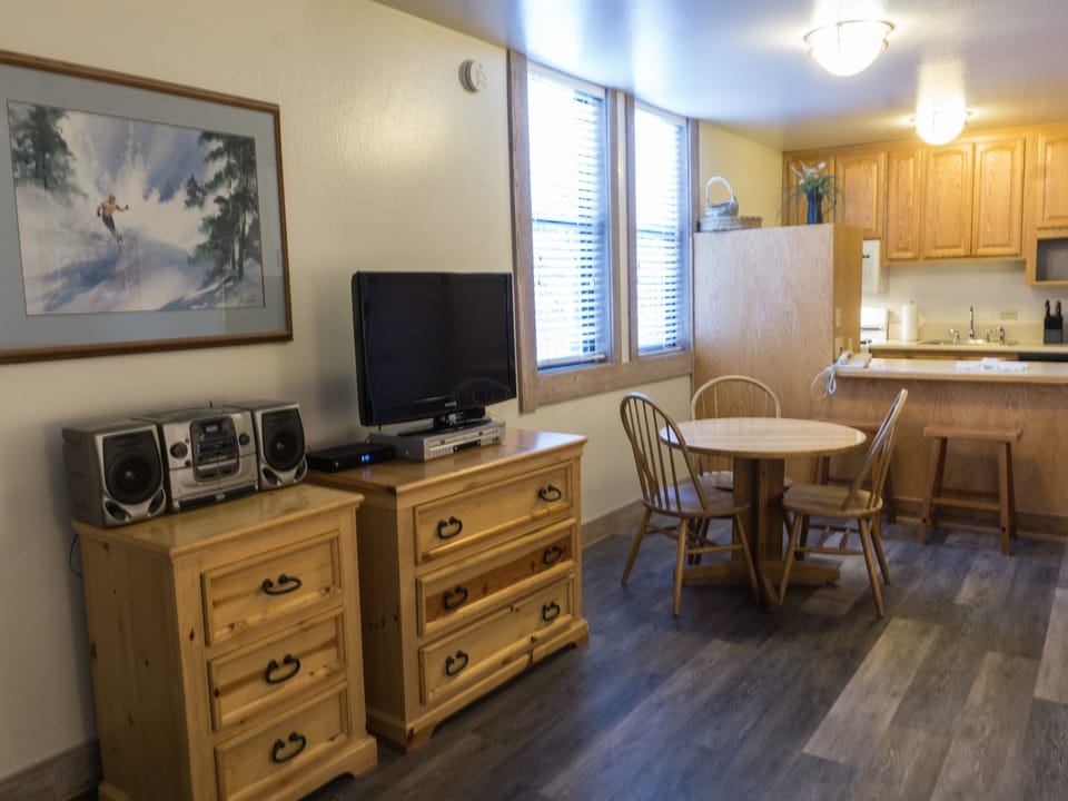 Cozy Studio – Fireplace, Full kitchen, Walk to the Village Apartment in Northstar Drive