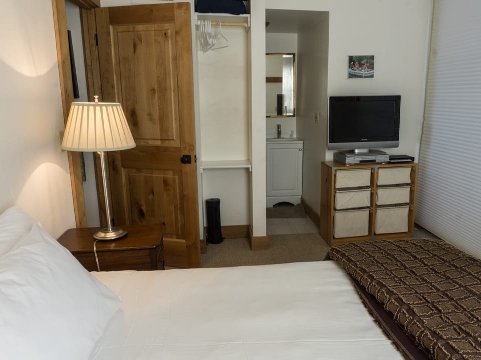 Large, Updated Condo- Walk to Village Apartment in Northstar Drive