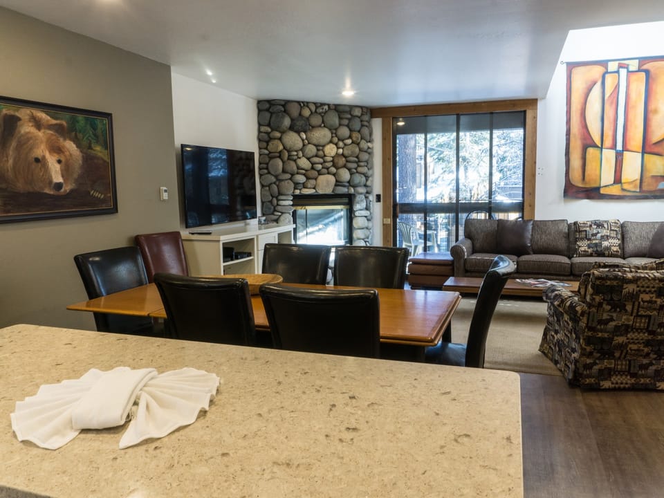 Large, Updated Condo- Walk to Village Apartment in Northstar Drive