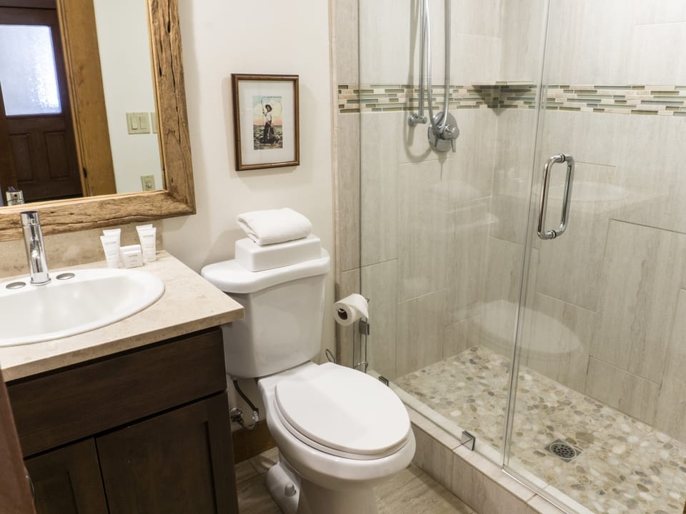 Large, Updated Condo- Walk to Village Apartment in Northstar Drive