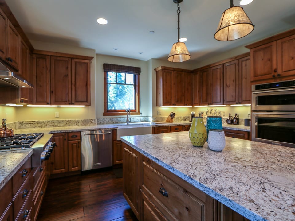 Graystone 2110 5-Star Luxury House with Private Jacuzzi and Double Garage Apartment in Mammoth Lakes
