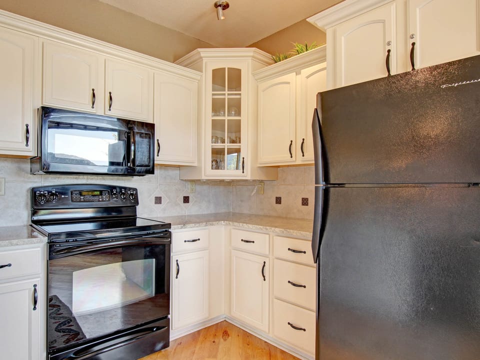 Sheep Mountain 20B - Full kitchen with refrigerator, glass top stove/oven, microwave.