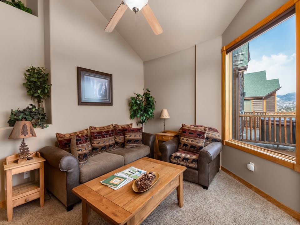 Teepee Mountain 12A - Cozy comfortable seating with beautiful mountain views.