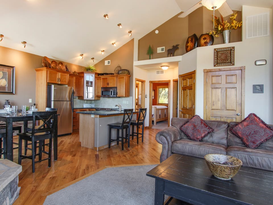 The Twin Owls 21A - Open living space with queen sleeper sofa. Full sized kitchen with dining area.