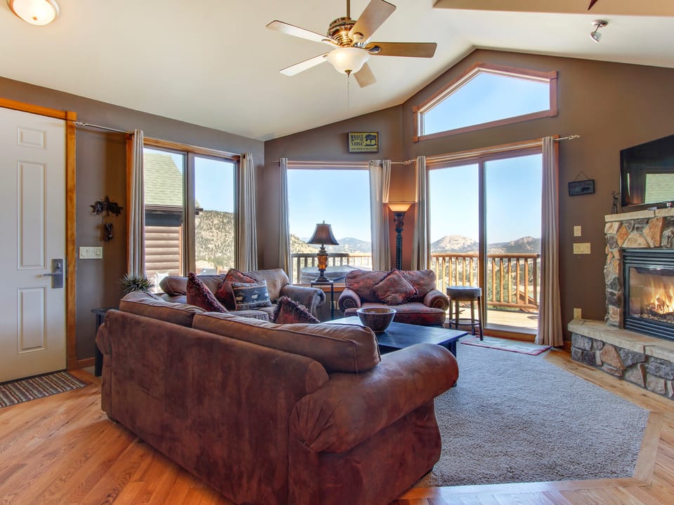 The Twin Owls 21A - Beautiful, spacious living area with amazing view