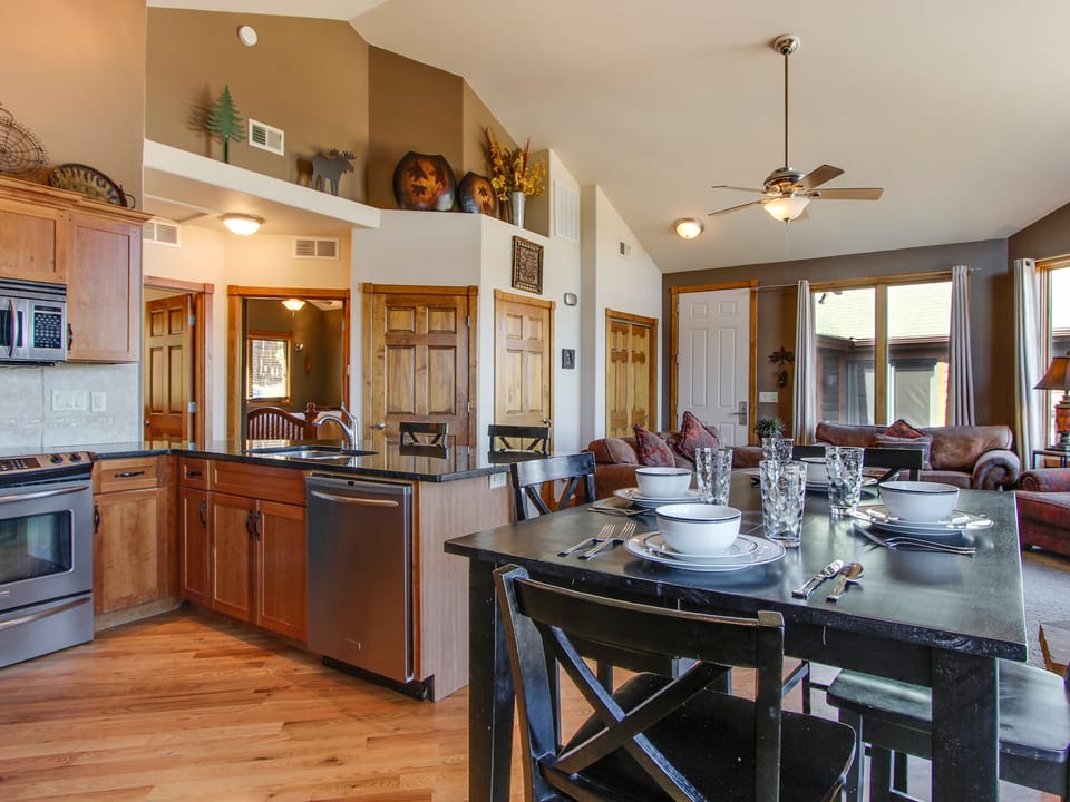The Twin Owls 21A - Full kitchen dishwasher, glass top electric stove/over, microwave and dining area.