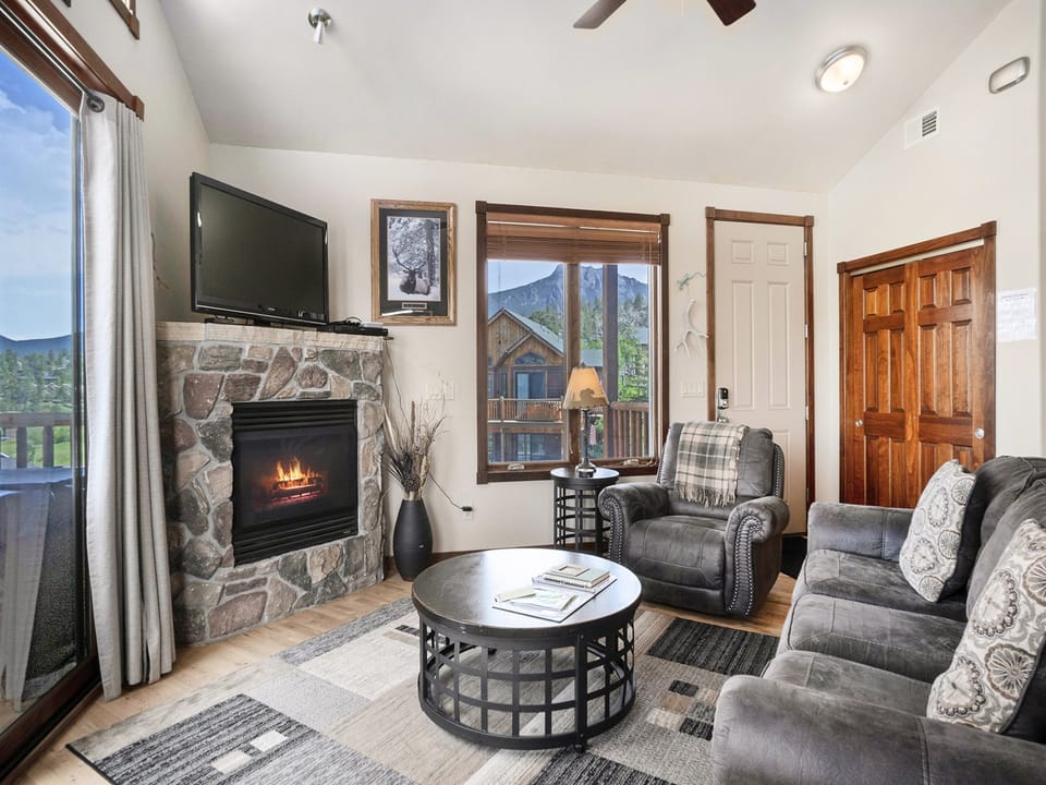 Mount Chiquita 10A - Enter into your gorgeous living room which includes sofa for 3, comfy side chair, gas fireplace and flat screen TV.