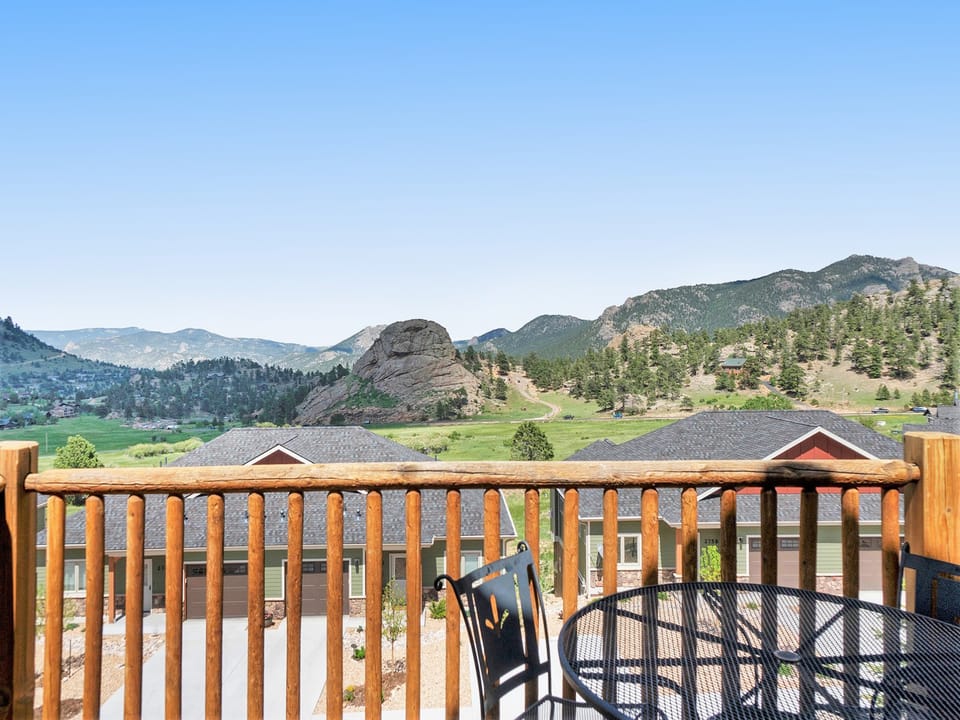 Mount Chiquita 10A - Private deck with mountain view, offers extra seating for outdoor dining.