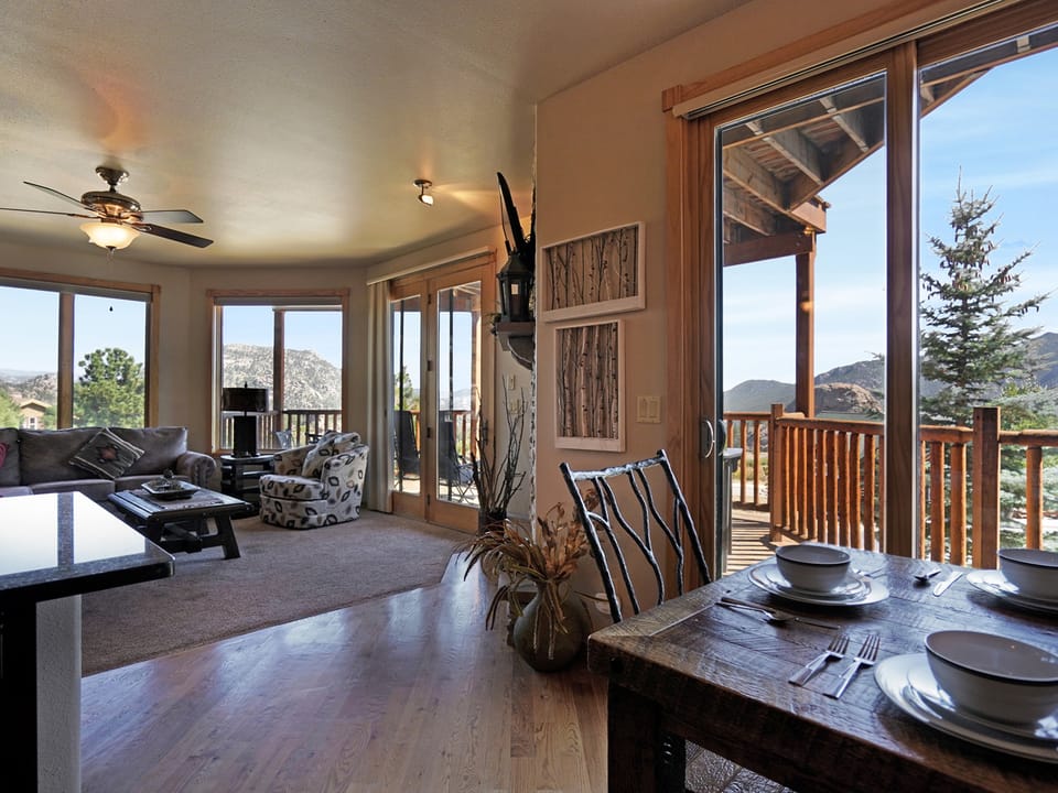 Bighorn Mountain 19B - Enjoy this open concept floor plan and dining with magnificent panoramic views!