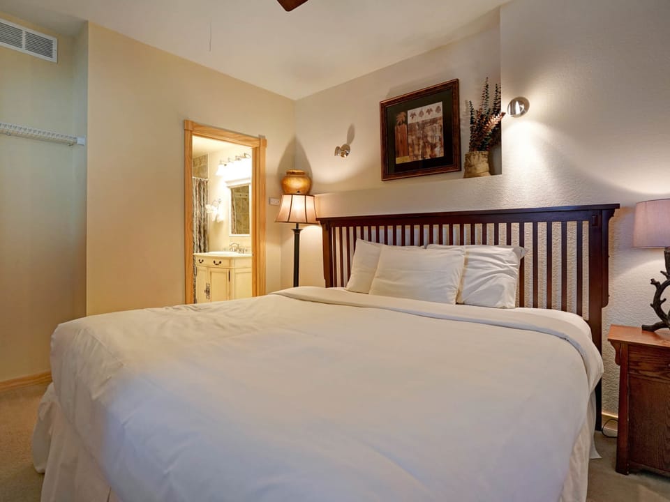 Mount Meeker 26B - King bed with ensuite bathroom.