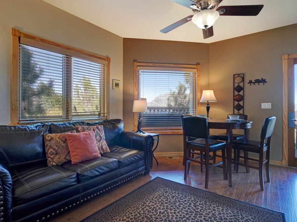 Mount Meeker 26B - The cozy combo living/dining area has a leather queen sleeper sofa, bar height dining table with seating for 4, gas fireplace and flat screen TV.