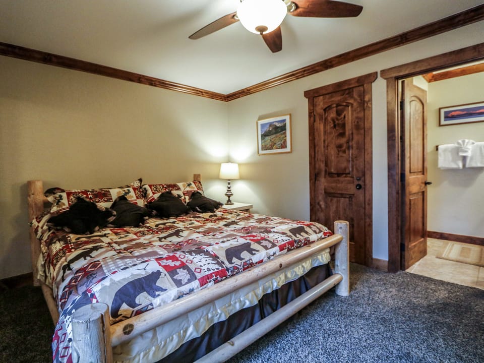 Horizons 4 166 Updated Upstairs Unit with Private Washer Dryer, Walk to Town, On Shuttle Route to Lodges Apartment in Mammoth Lakes