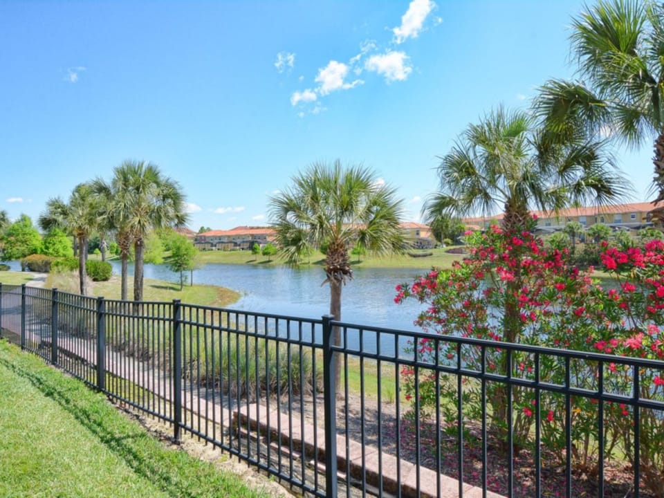 RESORT COMMUNITY, LAKE VIEW, FREE WIFI, MODERN DECOR, PRIVATE SPLASH POOL!! Townhouse in Four Corners
