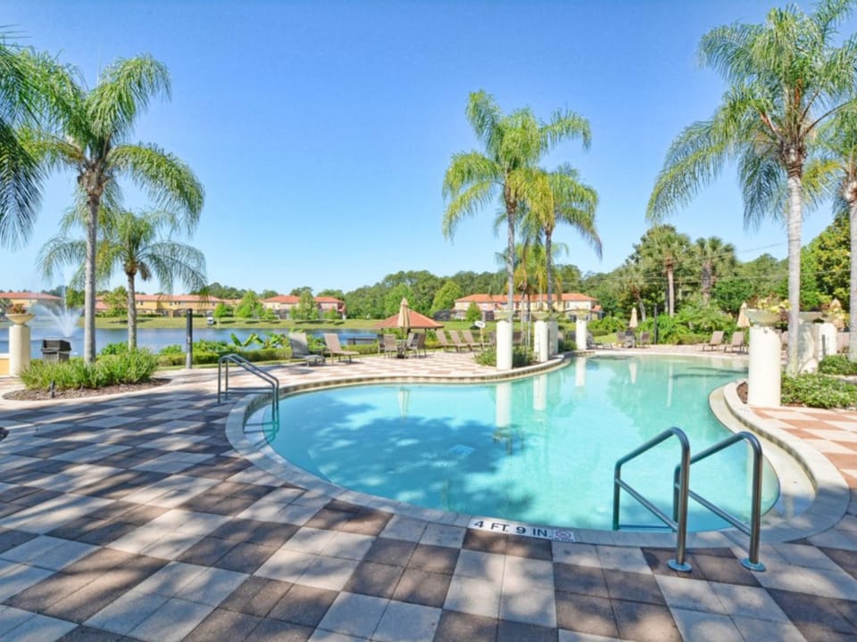 RESORT COMMUNITY, LAKE VIEW, FREE WIFI, MODERN DECOR, PRIVATE SPLASH POOL!! Townhouse in Four Corners