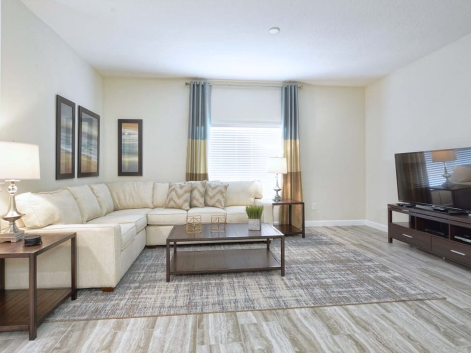 LOCATION, LOCATION!!LAKE VIEW,  UNIT CLOSE TO THEME PARKS, SHOPPING, RESTAURANTS AND MUCH MORE!! Townhouse in Kissimmee