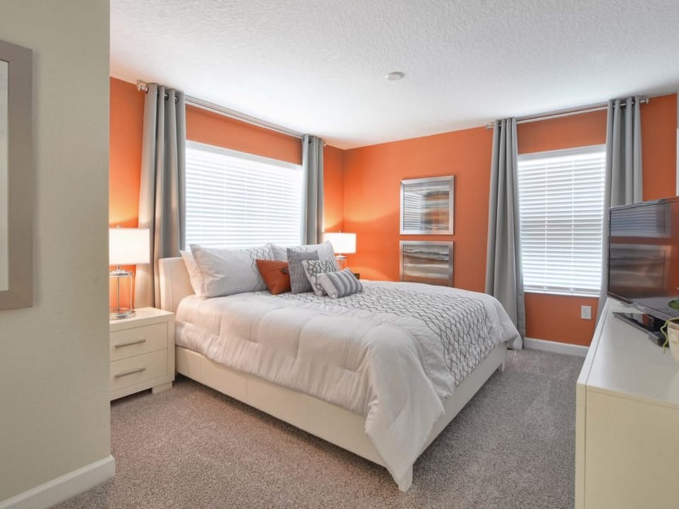 LOCATION, LOCATION!!LAKE VIEW,  UNIT CLOSE TO THEME PARKS, SHOPPING, RESTAURANTS AND MUCH MORE!! Townhouse in Kissimmee