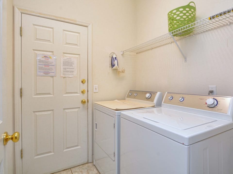 SPACIOUS BEDROOM, PRIVATE POOL, VERY CLOSE TO THEME PARKS & ATTRACTIONS House in Four Corners