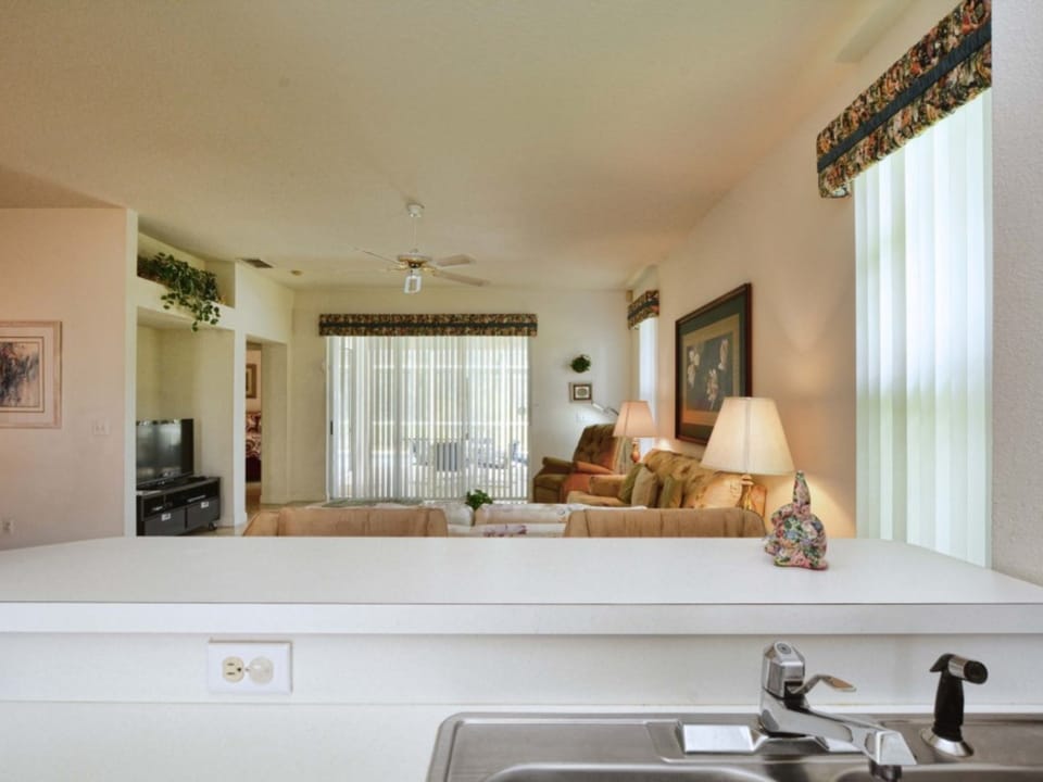SPACIOUS BEDROOM, PRIVATE POOL, VERY CLOSE TO THEME PARKS & ATTRACTIONS House in Four Corners