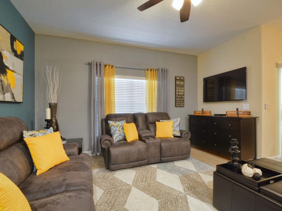 BEAUTIFUL DECOR, PRIVATE POOL, BBQ GRILL, FREE WIFI, GATED RESORT COMMUNITY!! Townhouse in Four Corners