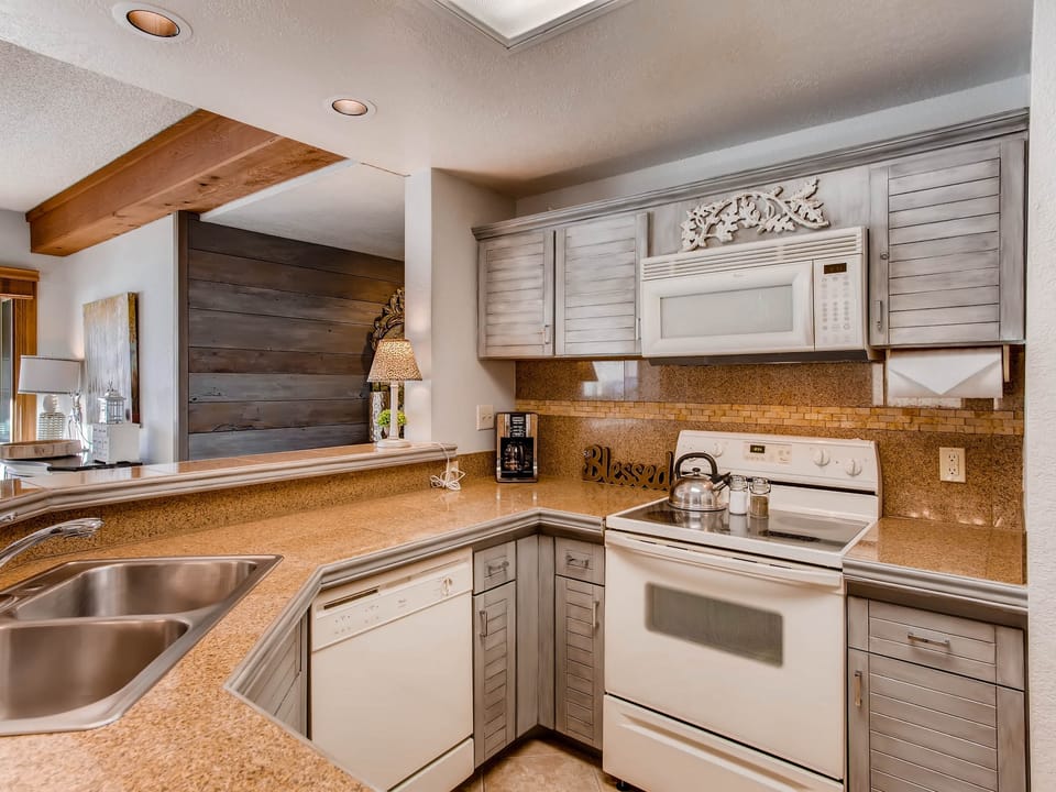 Mountain Views from this Plaza Condo - Sleeps 6 Apartment in Colorado