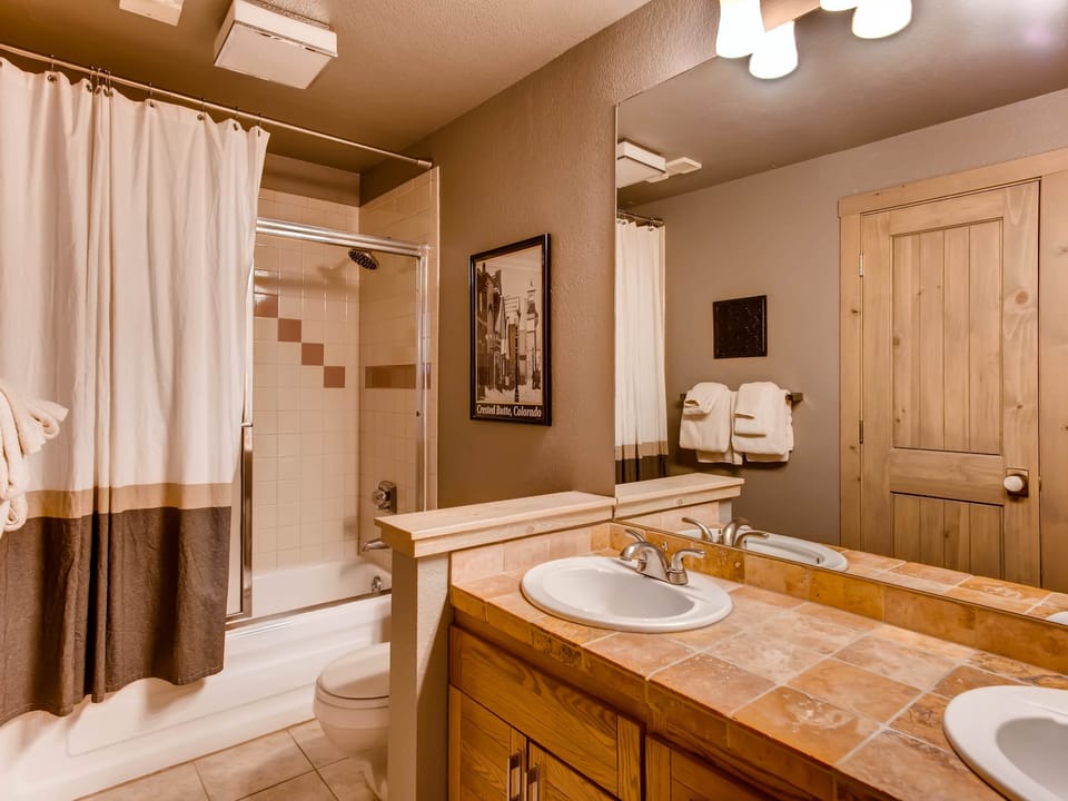 Elegantly Styled Plaza Condo - No Cleaning Fee! Apartment in Colorado