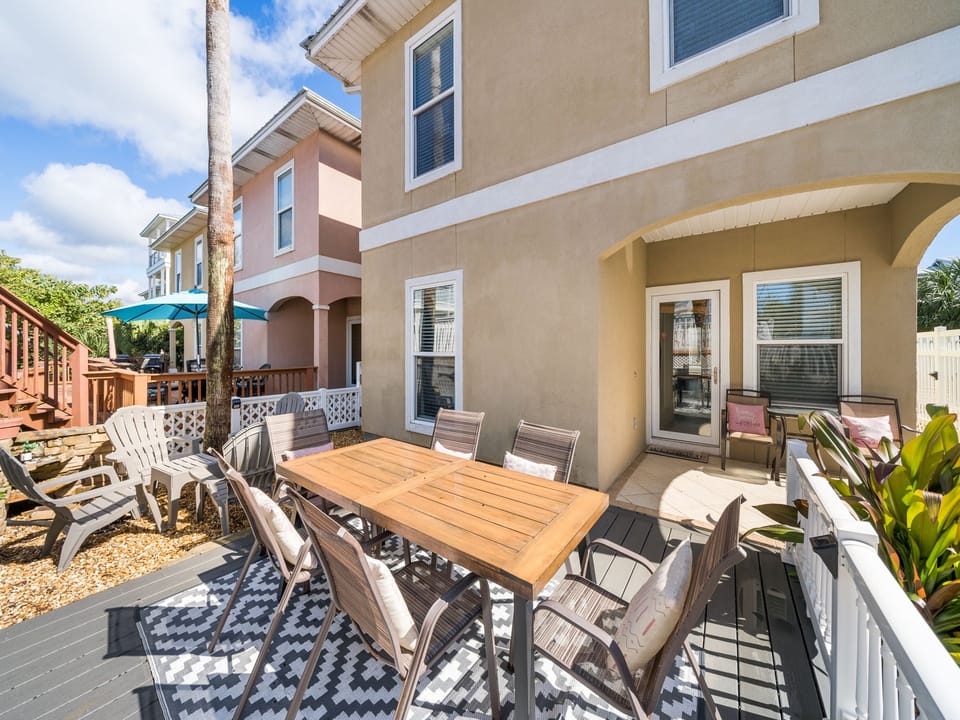 Royal Palms Retreat | Back patio off of pool
