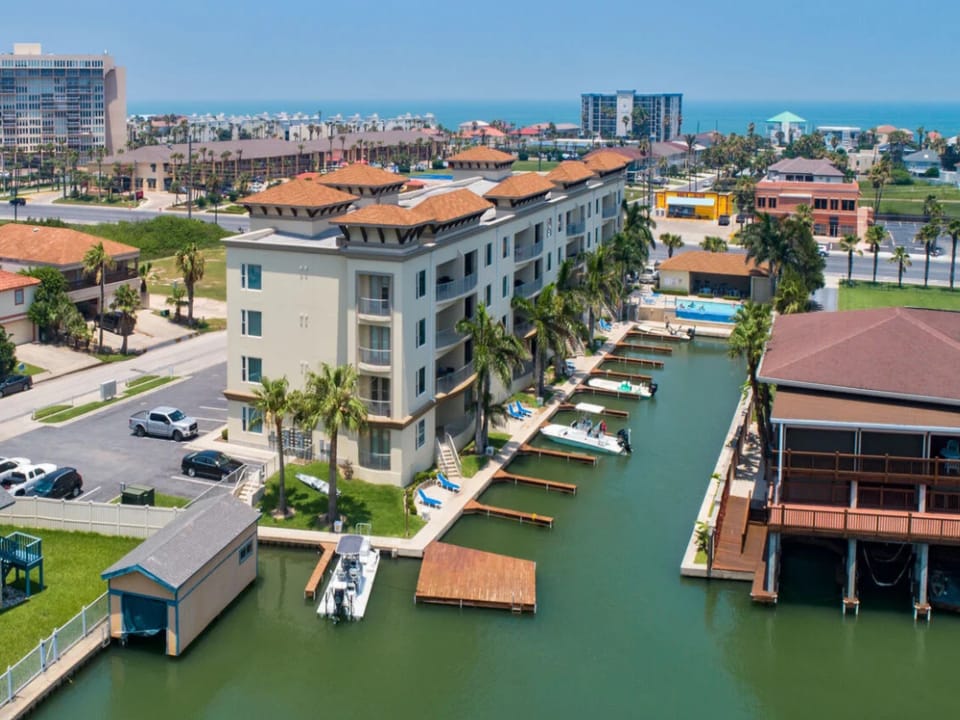 Bring your boat and enjoy the convenience of your own private slip at Las Marinas #408.