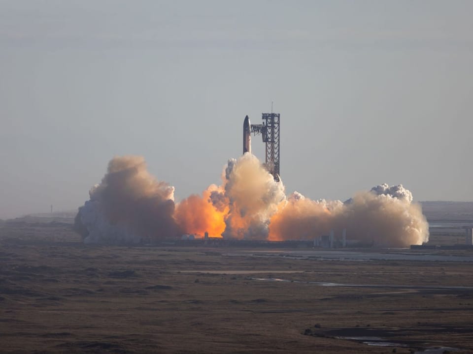 You will have a front row seat to the SpaceX rocket launches from this condo! Corner Unit! Cant Beat these rocket launch views!