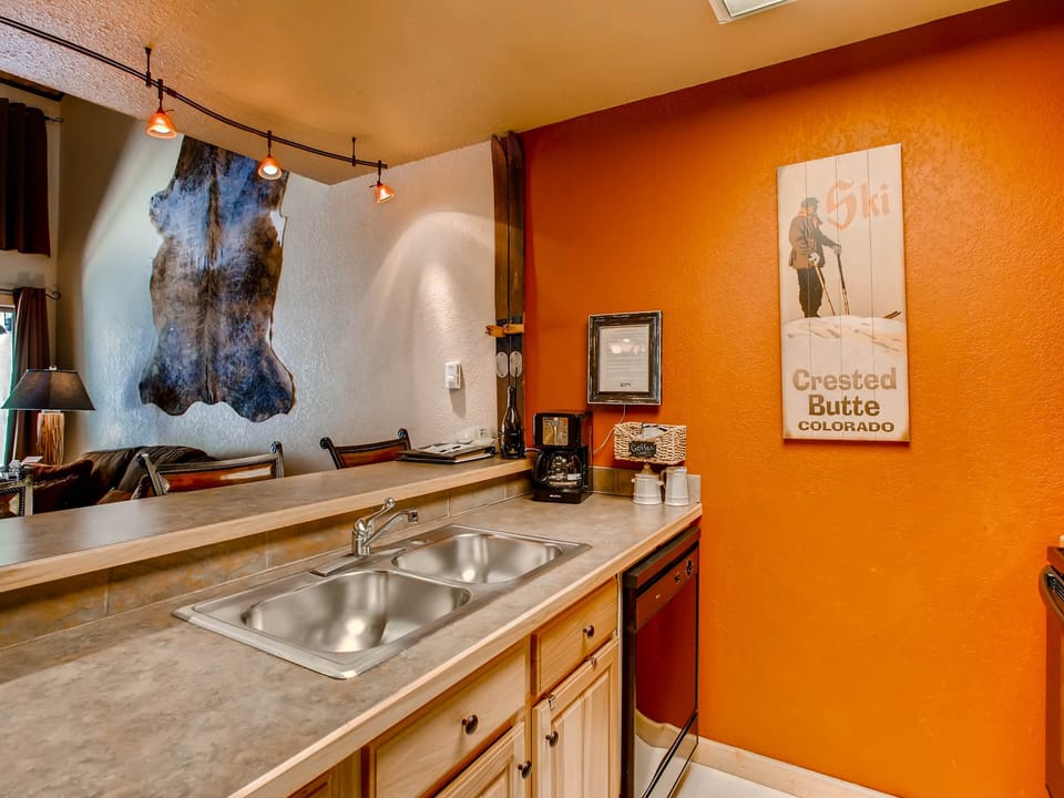 Tastefully Decorated Emmons Condo-Exceptional Location Apartment in Colorado