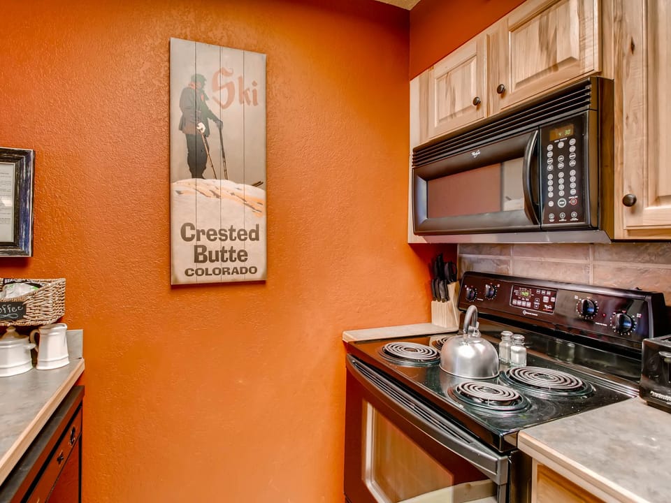 Tastefully Decorated Emmons Condo-Exceptional Location Apartment in Colorado