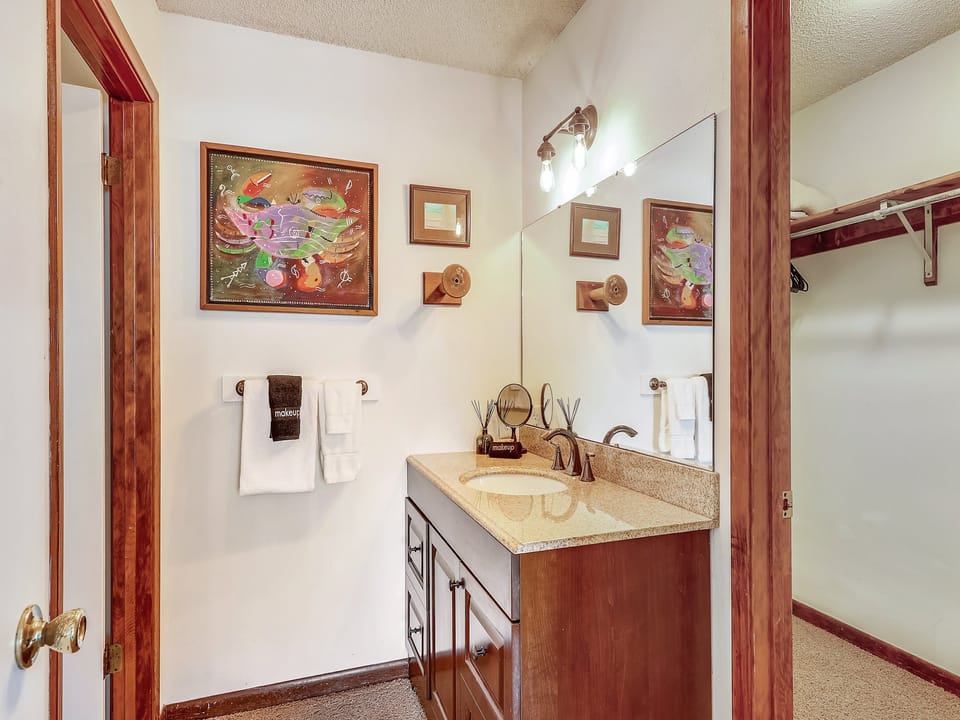 Upper Level-Vanity-_18A8739
